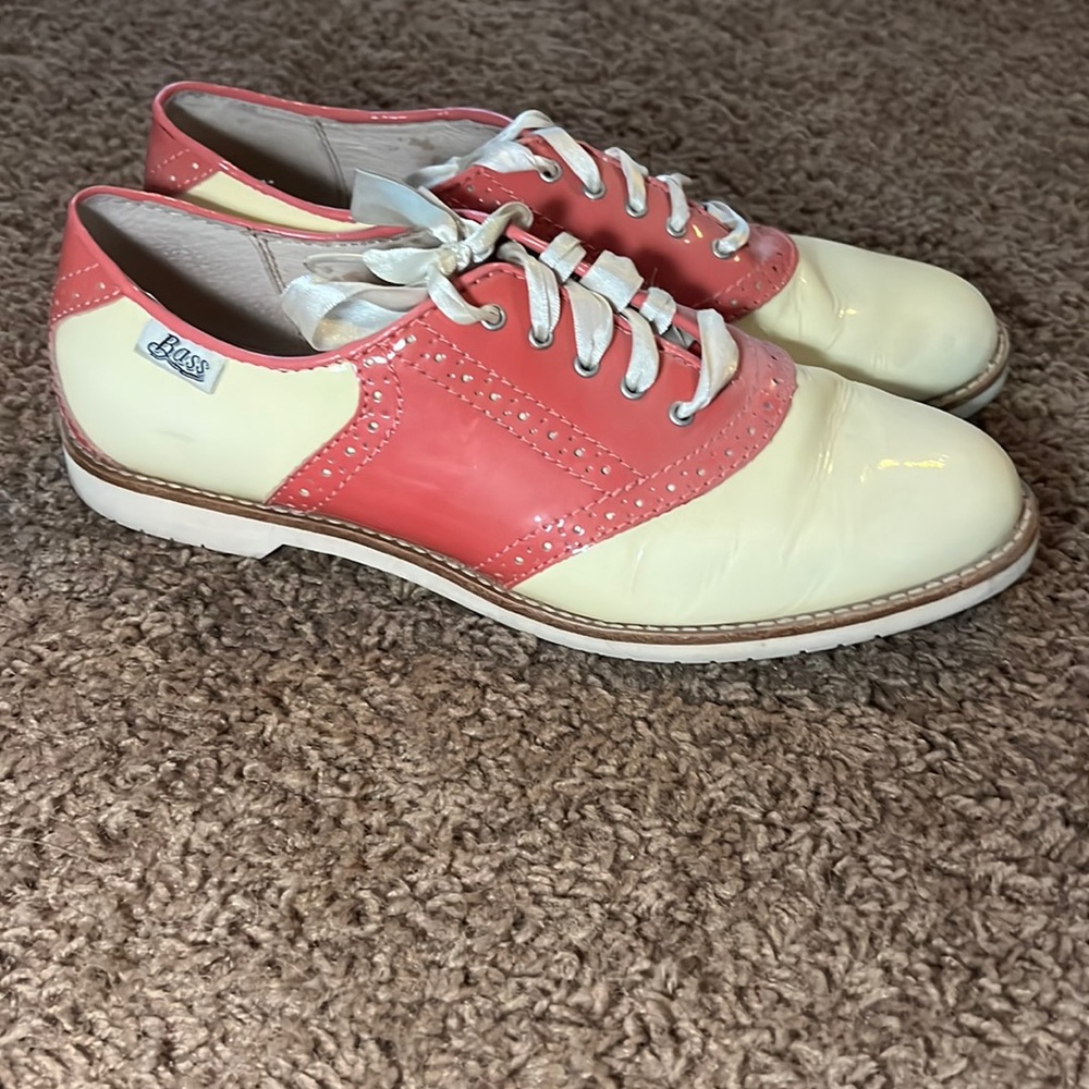 Bass women’s Oxford shoe cream/pink 9.5
